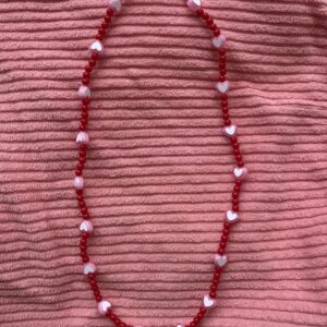 Collier rouge petits cœurs roses
