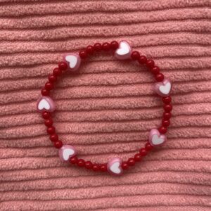 Bracelet rouge petits cœurs roses
